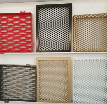 Revestimiento de pared exterior personalizable con diseño moderno de malla de estiramiento veneer de aluminio
